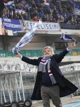 Poi un saluto con tutti i gadget blucerchiati possibili e immaginabili, sotto il settore dei fan della Samp. Ansa